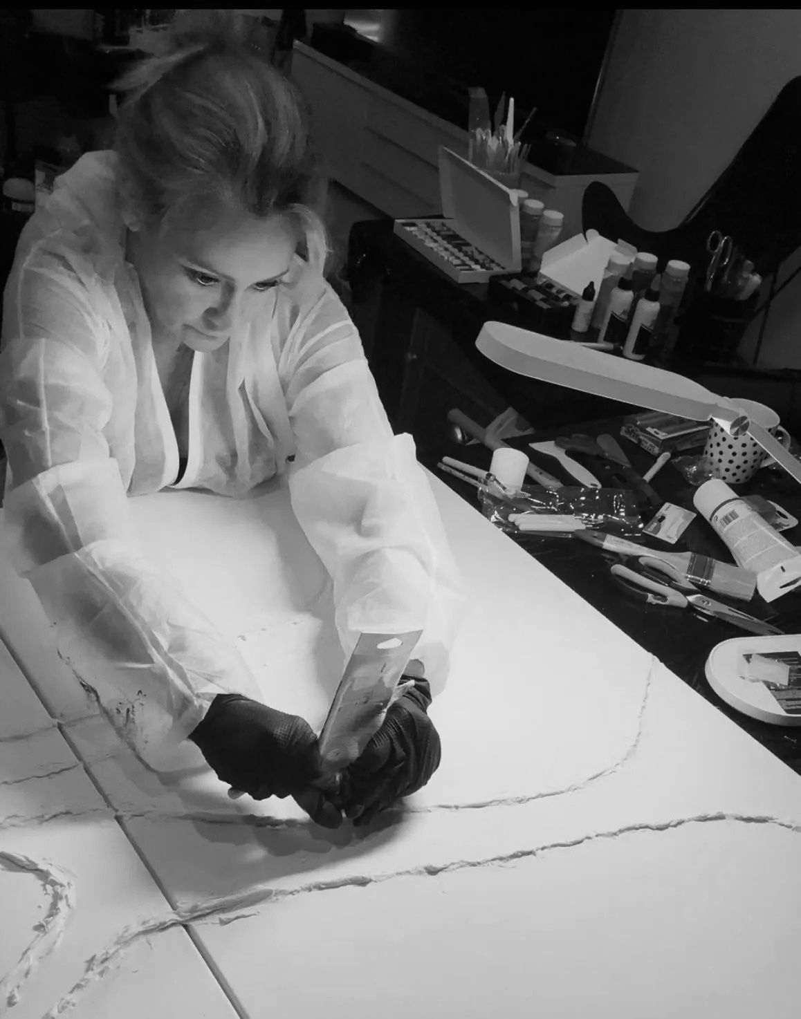 Mfergó at work with the palette knife